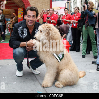 Cristißn De La Fuente an die 100.000 Milch Knochen Keks Hundehütte Milkbones 100. Jubiläum feiern. New York City, USA- Stockfoto