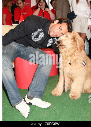 Cristißn De La Fuente an die 100.000 Milch Knochen Keks Hundehütte Milkbones 100. Jubiläum feiern. New York City, USA- Stockfoto