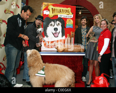 Cristißn De La Fuente und Ivanka Trump mit ihrem Hund an das Beinhaus Keks Hund 100.000 Milch Milkbones 100. zu feiern Stockfoto