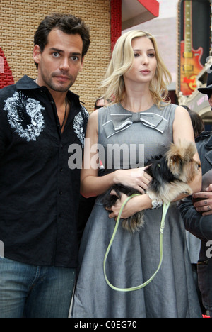 Cristißn De La Fuente und Ivanka Trump mit ihrem Hund an das Beinhaus Keks Hund 100.000 Milch Milkbones 100. zu feiern Stockfoto