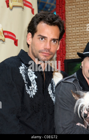 Cristißn De La Fuente an die 100.000 Milch Knochen Keks Hundehütte Milkbones 100. Jubiläum feiern. New York City, USA- Stockfoto