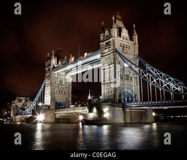 Tower Bridge in London in der Nacht Stockfoto