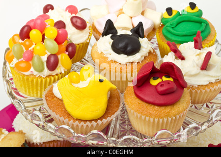 Eine Vielzahl von lebendigen Spaß Cup Kuchen auf eine Tortenplatte. Stockfoto