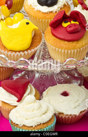 Eine Vielzahl von lebendigen Spaß Cup Kuchen auf eine Tortenplatte. Stockfoto