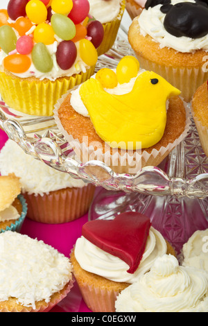 Eine Vielzahl von lebendigen Spaß Cup Kuchen auf eine Tortenplatte. Stockfoto