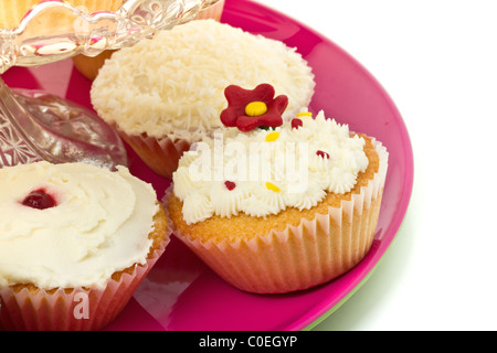 Eine Vielzahl von lebendigen Spaß Cup Kuchen auf eine Tortenplatte. Stockfoto