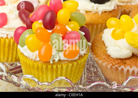 Eine Vielzahl von lebendigen Spaß Cup Kuchen auf eine Tortenplatte. Stockfoto