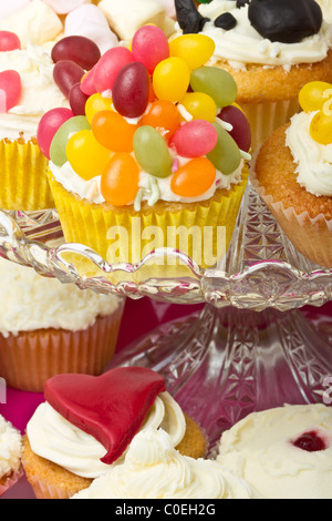 Eine Vielzahl von lebendigen Spaß Cup Kuchen auf eine Tortenplatte. Stockfoto