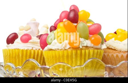 Eine Vielzahl von lebendigen Spaß Cup Kuchen auf eine Tortenplatte. Stockfoto