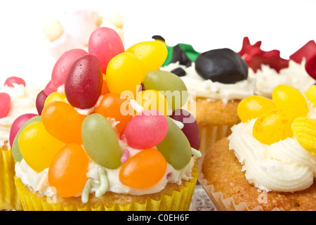 Eine Vielzahl von lebendigen Spaß Cup Kuchen auf eine Tortenplatte. Stockfoto