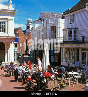 Menschen an Tischen sitzen, mittags Gastronomia restaurant Dachpfannen Vintry in Royal Tunbridge Wells, Kent, England UK KATHY DEWITT Stockfoto