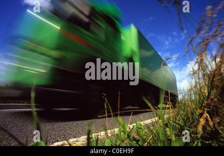 Würmer Augen-Blick auf LKW Reisen entlang Land Straße Leeds Yorkshire uk Stockfoto