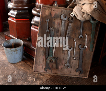 Schraubenschlüssel hängen auf einem Holzbrett Schraubenschlüssel Stockfoto