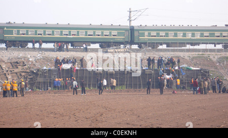 66 Tote nach chinesischen Zug Kollision A schrecklichen Zugunglück entspricht, die eingetreten ist, nachdem ein Zug entgleist und kollidierte Kopf auf Stockfoto