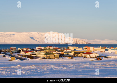 Das kleine Dorf Hofsos im Norden von Island.  Schneebedeckte Tindastoll Berg auf der anderen Seite des Fjords. Stockfoto