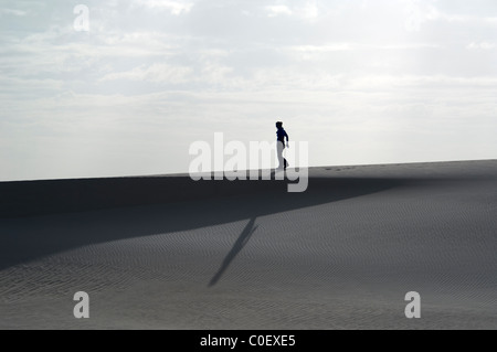 Einsame Gestalt stehen auf einer Sanddüne in der Wüste Sahara Stockfoto