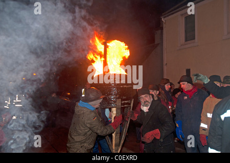 Die traditionelle jährliche "Burning von der Clavie' in Burghead Moray am 11. Januar die heidnischen Neujahr.  SCO 7102 Stockfoto