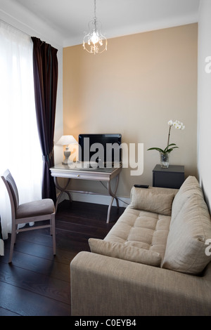 Eine kleine private Lounge mit Fernseher in einer Suite (Frankreich).  Petit Salon Avec Télévision Dans Une Suite d'Hôtel (Frankreich). Stockfoto