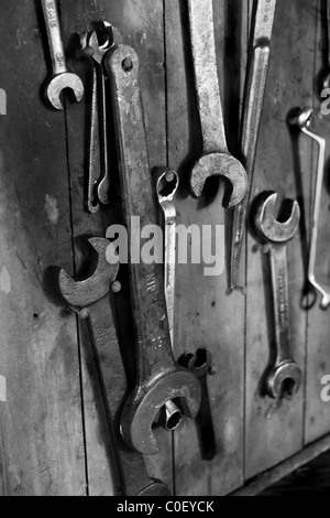 Schraubenschlüssel hängen an Bord Stockfoto