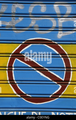 handgemalte Straße Verkehrszeichen auf Shop vorderen Fensterläden Stockfoto