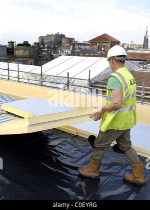 Dachdecker arbeiten auf Dach liegen Isolierung Stockfoto