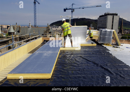 Dachdecker arbeiten auf Dach liegen Isolierung Stockfoto