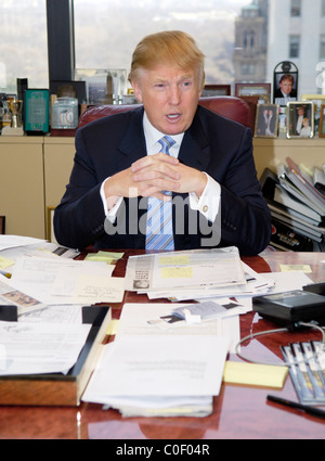 Unternehmer Donald Trump an seinem Schreibtisch in seinem Büro in Manhattan Stockfoto