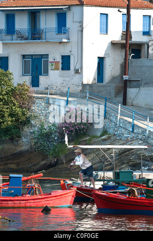 Ein Fischer versucht sein Glück im Hafen von Agia Kyriaki auf der Halbinsel Pilion Griechenland Stockfoto