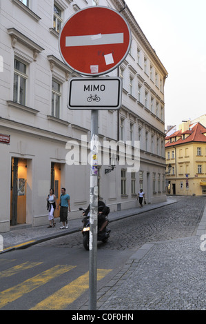 Kein Eintrag außer Fahrräder zu Kralodvorska, Prag, Tschechische Republik. Stockfoto