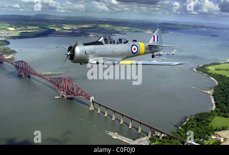 Texan t-6 Harvard Flugzeug über die vierte Schiene Brücke Stockfoto