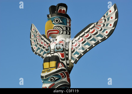 Totem Pole Kakaso'las mit Thunderbird an der Spitze, geschnitzt von Ellen Neel, befindet sich im Stanley Park, Vancouver British Columbia. Stockfoto
