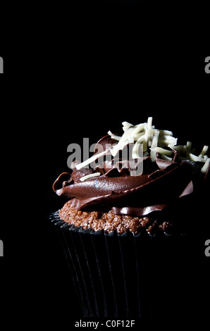 Einzelne Tasse Schokoladenkuchen auf schwarzem Hintergrund Stockfoto