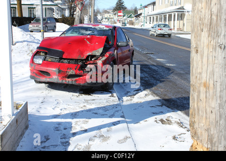 rotes Auto beschädigt bei Autounfall, Vorderansicht Stockfoto