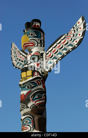 Totem Pole Kakaso'las mit Thunderbird an der Spitze, geschnitzt von Ellen Neel, befindet sich im Stanley Park, Vancouver British Columbia Stockfoto