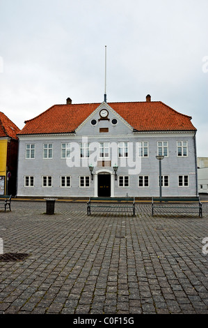 Das alte Rathaus war einst das Zentrum der Verwaltung in Rønne und Bornholm und beherbergte auch das Gerichtsgebäude und Gefängnis Stockfoto