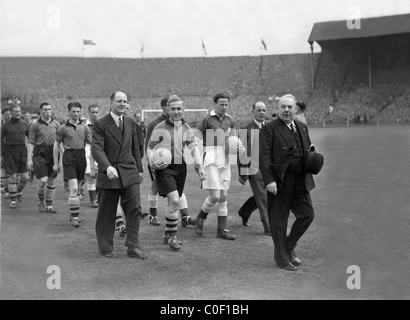 Wolverhampton Wanderers V Leicester City Wembley FA Cup Final 1949. Stan Cullis & Billy Wright führen Wölfe Stockfoto