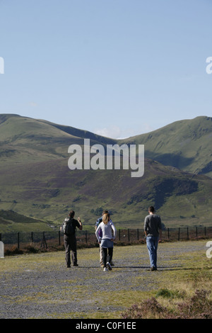 Touristen auf der Aussichtsplattform im Dinorwic Schiefer-Steinbruch, Nord-wales Stockfoto