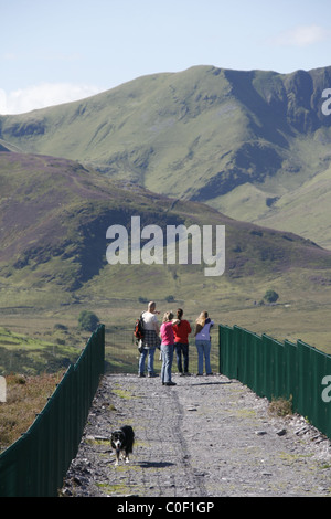 Touristen auf der Aussichtsplattform im Dinorwic Schiefer-Steinbruch, Nord-wales Stockfoto