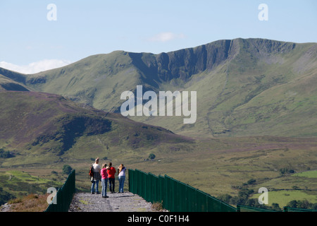 Touristen auf der Aussichtsplattform im Dinorwic Schiefer-Steinbruch, Nord-wales Stockfoto