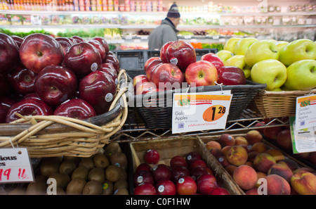 Produce Abteilung eines Supermarktes in New York Stockfoto