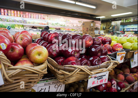 Produce Abteilung eines Supermarktes in New York Stockfoto