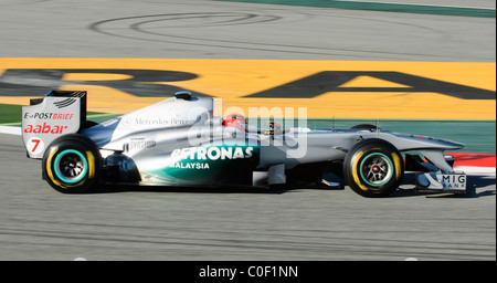 Deutsche Formel1 Rennfahrer Michael Schumacher im Mercedes GP W02 Rennwagen im Februar 2011 Stockfoto