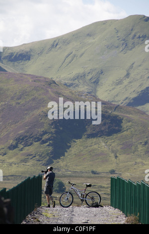 Touristen auf der Aussichtsplattform im Dinorwic Schiefer-Steinbruch, Nord-wales Stockfoto