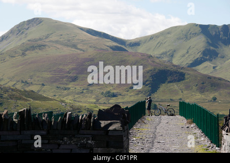 Touristen auf der Aussichtsplattform im Dinorwic Schiefer-Steinbruch, Nord-wales Stockfoto