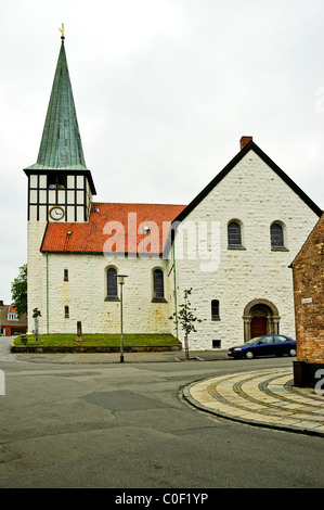 Skt. Nicolaj Kirche mit ihrem markanten Turm steht an der Stelle einer Kirche. Es wurde vergrößert und renoviert im Jahr 1918. Stockfoto