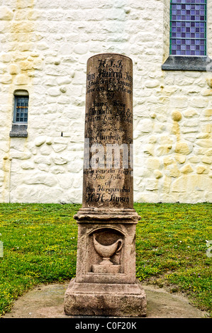 Eine alte Inschrift Sandstein Grabstein Erinnerung an Menschen, die am St.-Nikolaus-Kirche, Ronne, Bornholm begraben worden waren Stockfoto