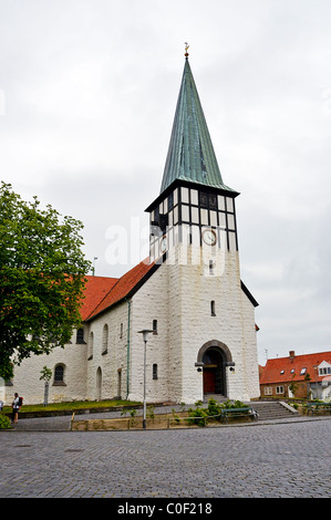 Skt. Nicolaj Kirche mit ihrem markanten Turm steht an der Stelle einer Kirche. Es wurde vergrößert und renoviert im Jahr 1918. Stockfoto