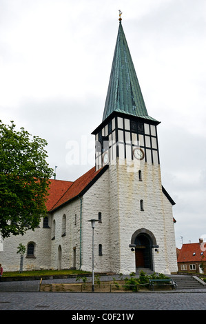 Skt. Nicolaj Kirche mit ihrem markanten Turm steht an der Stelle einer Kirche. Es wurde vergrößert und renoviert im Jahr 1918. Stockfoto