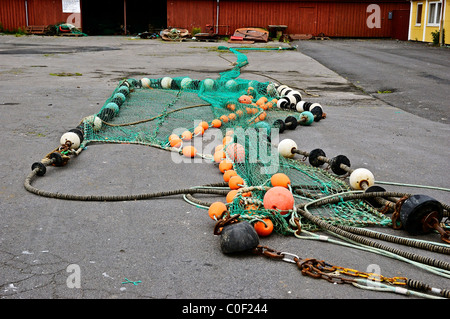 Eine große bunte Fischernetz Trocknen auf der Oberfläche der Dockyard, Ronne Stockfoto