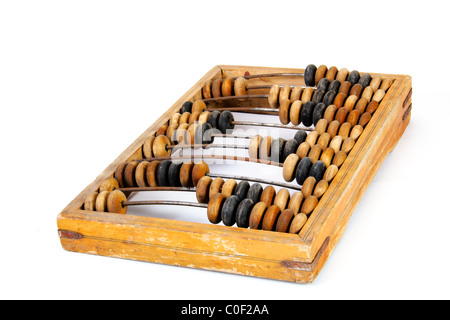 Alte hölzerne Abacus mit einer berechneten Summe, isoliert auf weißem Hintergrund Stockfoto